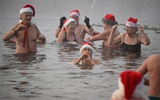 组图：柏林民众在湖中享受传统的圣诞沐浴