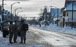 暴風雪過後 紐約州水牛城軍警逐戶查看民情