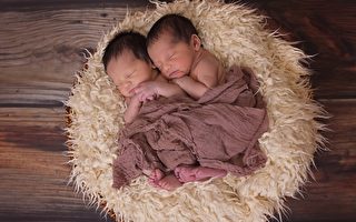美国女子心型子宫产下双胞胎 概率5亿分之一