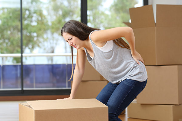 腰背痛发作时，人坐立难安，影响生活品质。(Shutterstock)