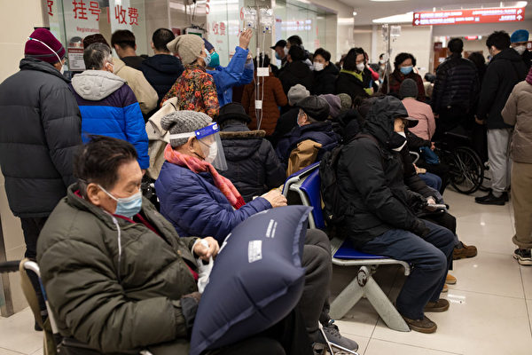 2023年1月3日，上海华山医院，大批民众在排队等待救治（VCG/VCG via Getty Images △）