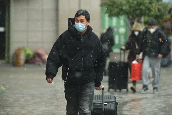 2023年1月15日，浙江杭州火车站下起雪，居民在雪中行走。（CFOTO/Future Publishing via Getty Images △）