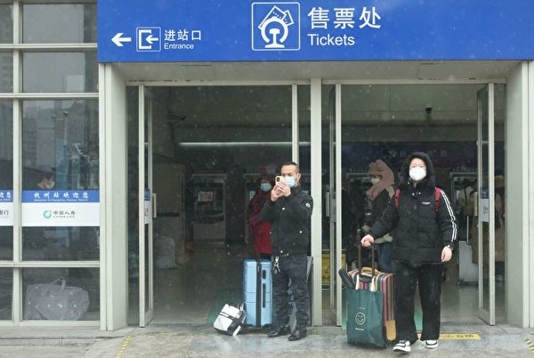 2023年1月15日，浙江杭州火車站下起雪，民眾在車站門口。（CFOTO/Future Publishing via Getty Images △）