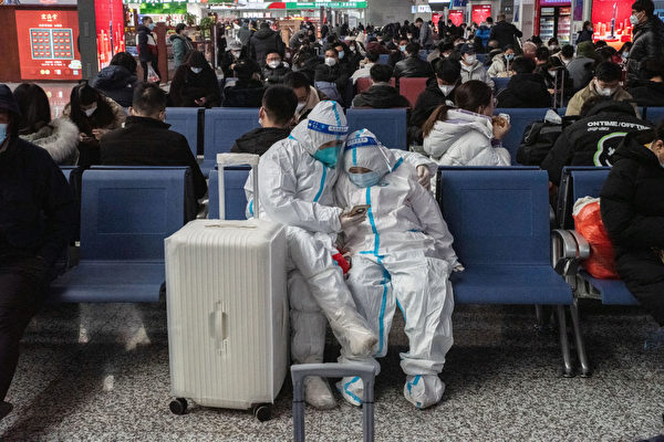 2023年1月15日，民眾在濟南西站等到乘車返鄉。（Bloomberg via Getty Images △）