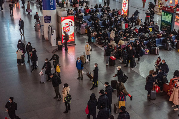  2023年1月15日，民众在济南西站等到乘车返乡。（Bloomberg via Getty Images △）