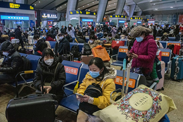 2023年1月15日，返乡民众在北京西站等待乘车。（Bloomberg via Getty Images △）