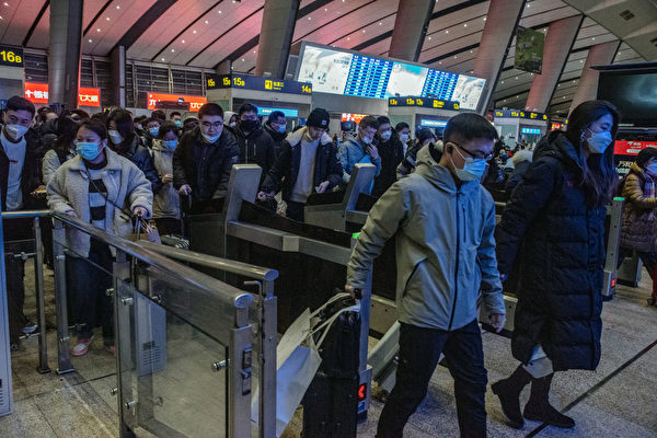 2023年1月15日，返乡民众进入北京西站。（Bloomberg via Getty Images △）