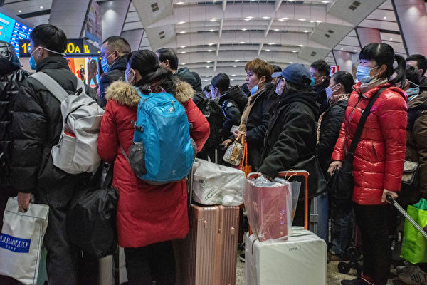 2023年1月15日，返乡民众在北京西站等待上车。（Bloomberg via Getty Images △）