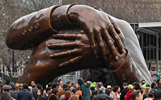 波士顿公园金恩夫妇纪念雕塑揭幕 褒贬不一