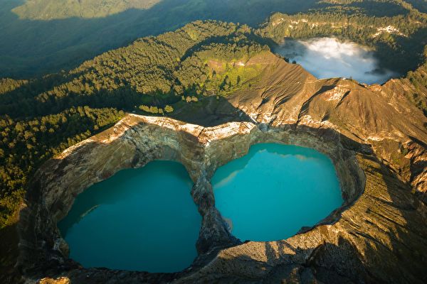 組圖：印尼變幻莫測的三色火山口湖