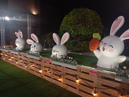 台東市公所前的造型兔寶展示燈區。