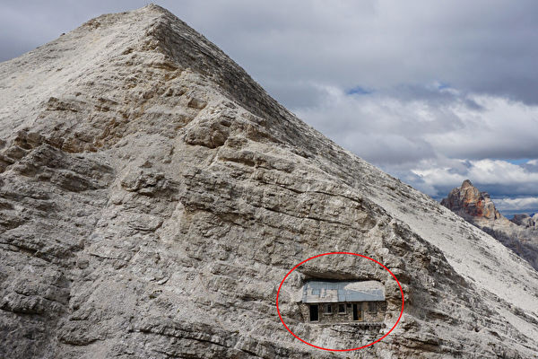 组图：嵌在意大利高山峭壁中的“神秘小屋”