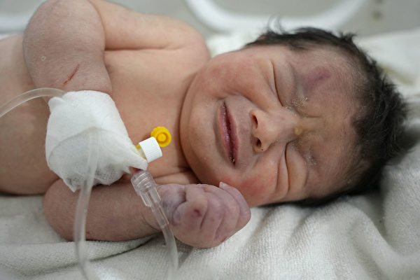 強震下敘利亞女嬰在瓦礫堆中出生 父母雙亡