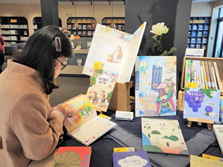 臺中市立圖書館各館即日起至2月26日邀請民眾一起來，體驗母語新生活，同步辦理「做伙來讀冊書展」活動。