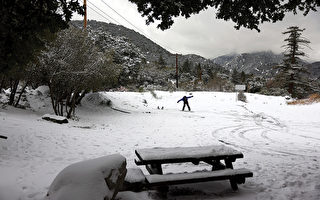 南加山區遇33年首次暴風雪警告