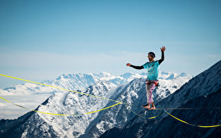 组图：法国SPB协会挑战1150米长高空走绳