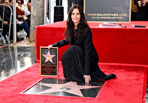 柯特妮•考克斯被授予好萊塢星光大道上的明星稱號。