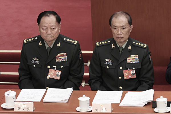 2023年3月5日，中共人大會議上，張又俠、何衛東坐在主席台上。（Lintao Zhang/Getty Images）