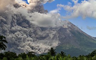 组图：印尼火山喷发 村庄被火山灰覆盖