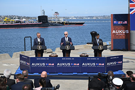 2023年3月13日，美國總統拜登（中）、英國首相蘇納克（右）和澳洲總理艾班尼斯（左）在加州聖地牙哥參加AUKUS峰會三方會議。