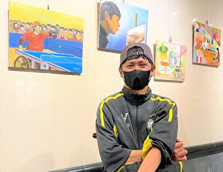 “中脊油画班”目前已有20多位固定学员，更有曾在2018参加全国身障运动会桌球团体金牌选手陈华国，不但球艺了得，画艺更是精湛。