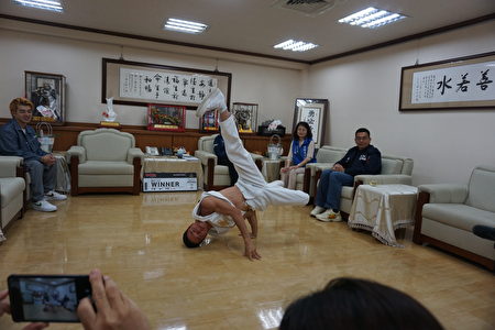 街舞高手林景吾現場秀一段高難度的地板舞。