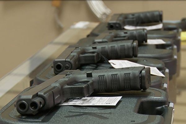 聯邦法官支持高法先例 禁加州手槍安全規則