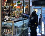 纽约法拉盛闹市精品店 光天化日被抢金手链