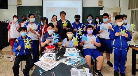 在臺中市立人國中舉辦的「低碳工作坊」，學生展示成果與講師合影。