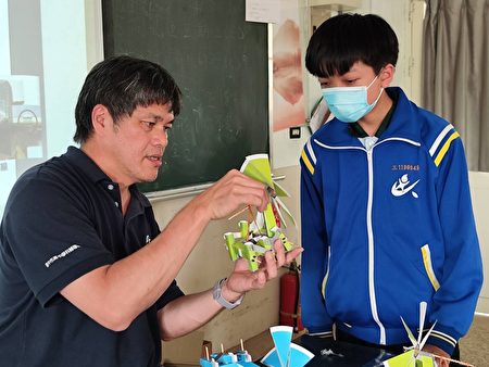 在臺中市立人國中舉辦的「低碳工作坊」，講師帶領學員了解作品運轉原理。