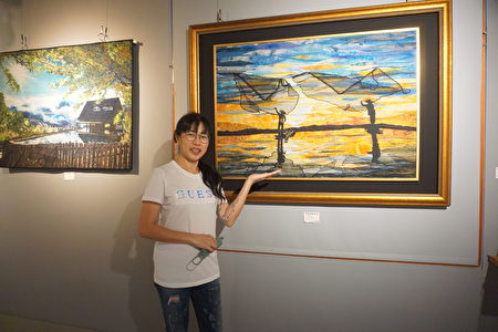 周秀惠和她的拼布作品「台西夢幻沙灘」。