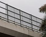 西九龍法院對開天橋加裝鐵絲網 玻璃外牆上月疑遭射擊