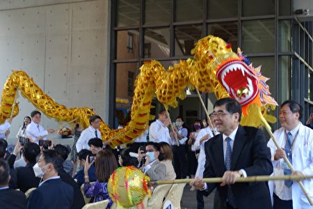 高雄医学大学校长杨俊毓（穿西装者）引领高医大体系首长舞动金龙，象征人才培育基地一条龙服务正式启动。