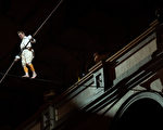組圖：73歲法國冒險家赴美表演空中走鋼絲