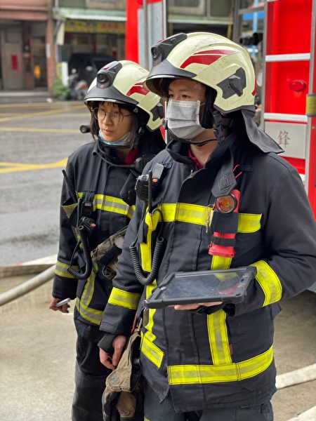 兩位女性消防員，搶救抽測練習。