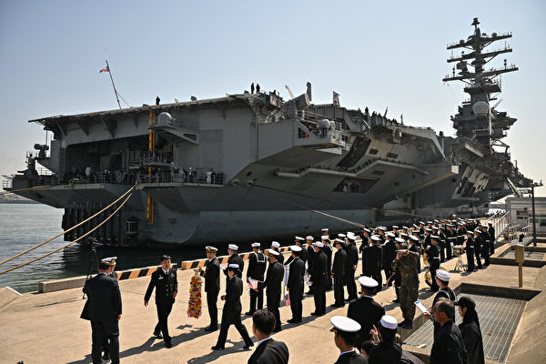 组图：美国“尼米兹号”航空母舰访问釜山港