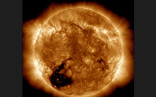 NASA捕捉到太阳表面比地球大30倍的日冕洞
