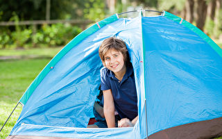 睡帐篷3年募善款70万英镑 英男孩创世界纪录