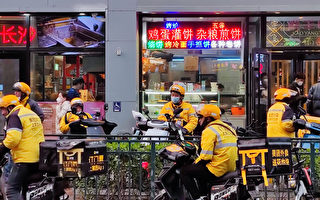 2023年3月20日，北京街头上诸多美团外卖员在等待接单。（CFOTO/Future Publishing via Getty Images △）