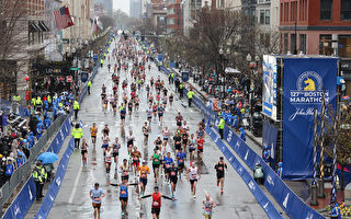 波士顿马拉松雨中开跑 肯亚跑手包揽男女冠军