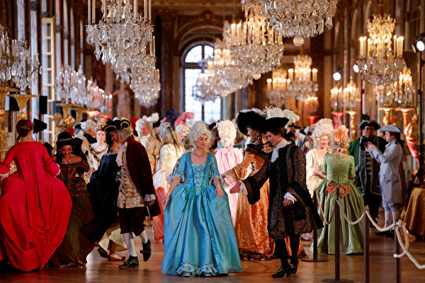 组图：凡尔赛宫舞会重现路易十四年代风格