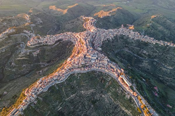 意大利小镇呈大字型 从空中俯视宛如巨人