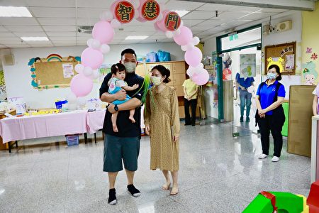 屏东基督教医院27日在屏东县社会福利馆举办Covid Angel恩典宝宝联谊会，去年屏基接生的确诊产妇带宝宝，一起回娘家同乐。
