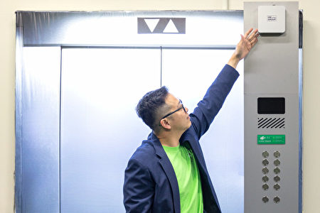 「m'AI Touch」裝設於電梯按鍵面板上方。