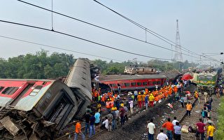 印度发生三列火车相撞事故 致233死900伤