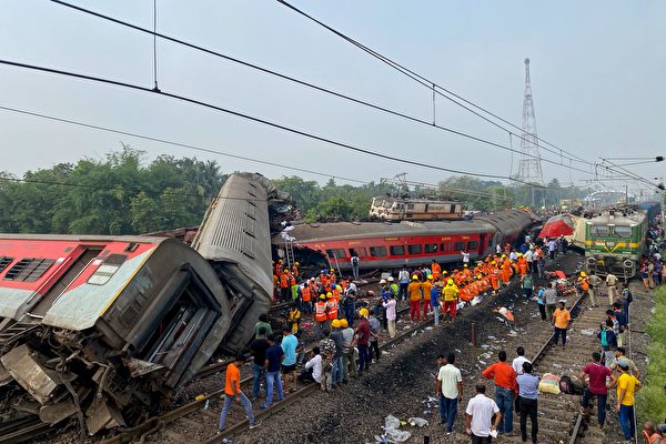 印度发生三列火车相撞事故 致280死900伤