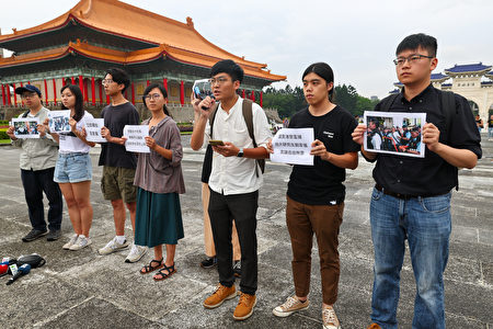 圖為台大研究生協會4日下午在臺北自由廣場舉行記者會，聲援臺大研究生劉家儀。