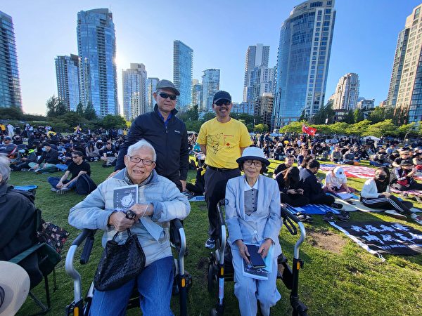 图：2023年6月4日，数千名温哥华民众聚集在林思齐公园内，悼念在1989年天安门事件中遇难中国学生和民众。前排为许行夫妇俩。（邱晨／大纪元）