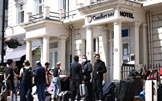英國偷渡客拒絕共用房間 堵酒店大門抗議