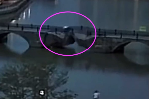 广东逾二百年历史古桥突然坍塌 2人落水